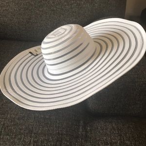 White floppy hat